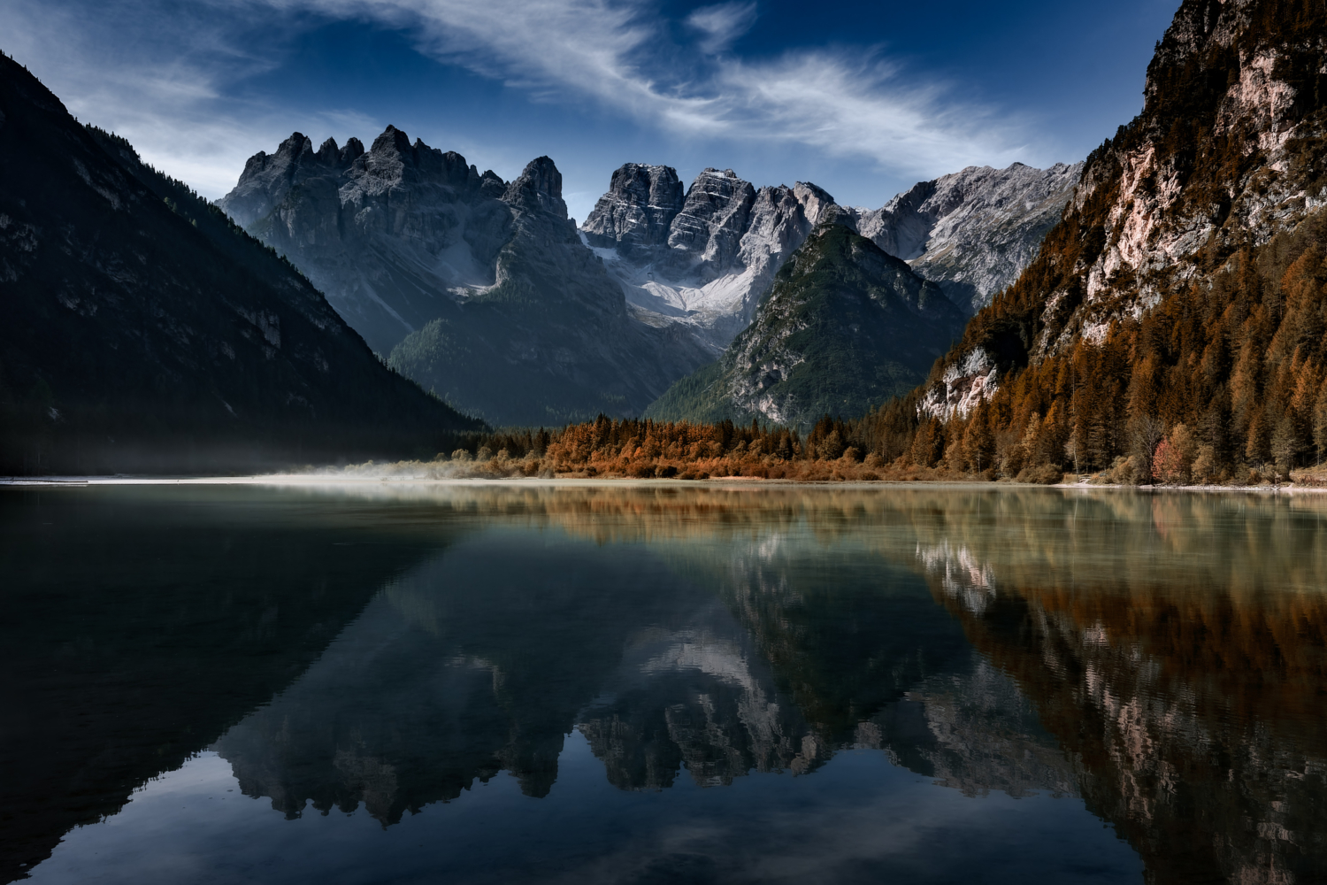 Spiegelungen und feiner Bodennebel am Dürrensee (Lago di Landro), im Hintergrund die Dolomiten