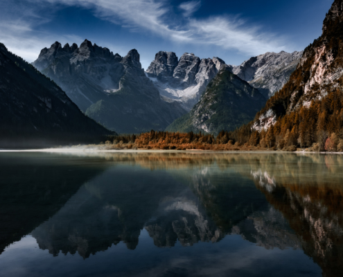 Spiegelungen und feiner Bodennebel am Dürrensee (Lago di Landro), im Hintergrund die Dolomiten