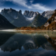 Spiegelungen und feiner Bodennebel am Dürrensee (Lago di Landro), im Hintergrund die Dolomiten