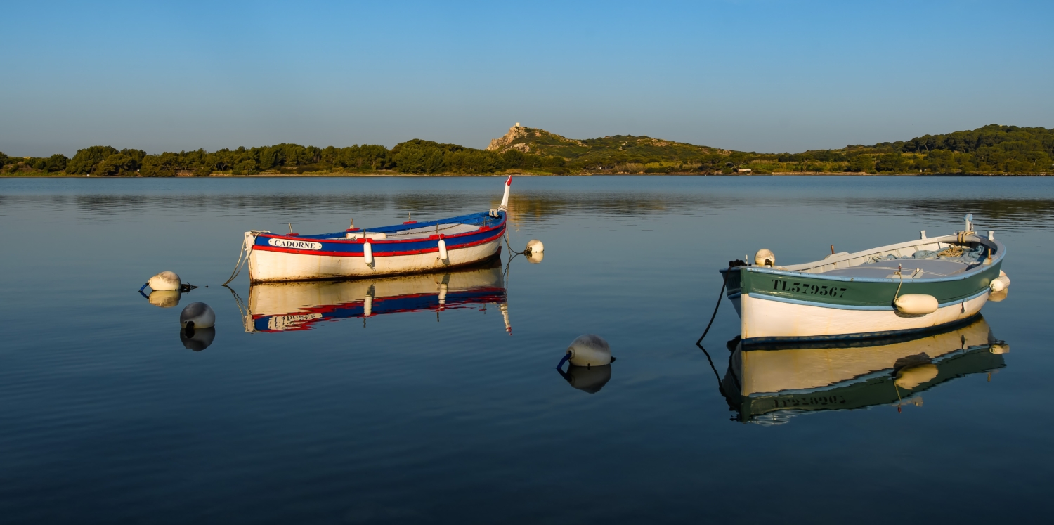 Alte, traditionelle Fischerboote (Pointus) in der Lagune von Le Brusc (Six-Fours-les-Plages)