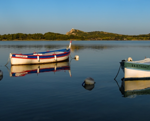 Alte, traditionelle Fischerboote (Pointus) in der Lagune von Le Brusc (Six-Fours-les-Plages)