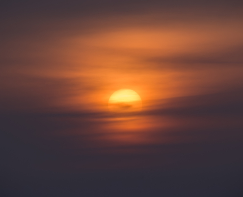 Stimmungsvoller Sonnenaufgang, wolkenverhangen, am Bodensee