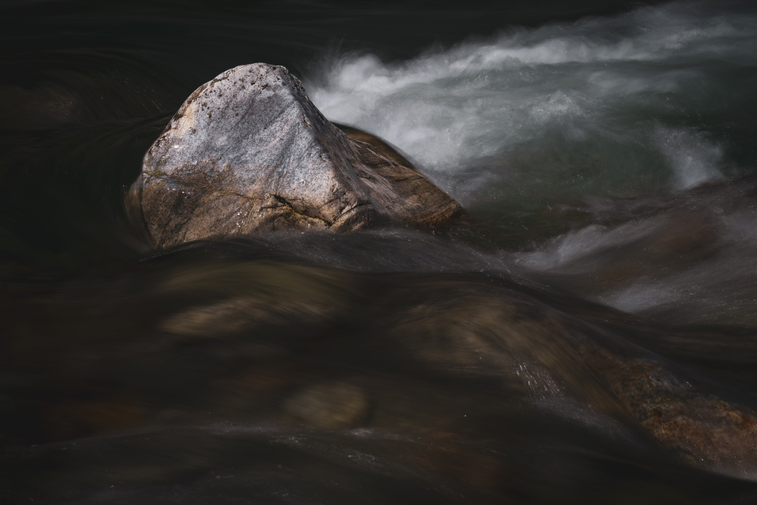 Vom Wasser eines Bergbaches umflossene Steine, 3. Bild einer Serie