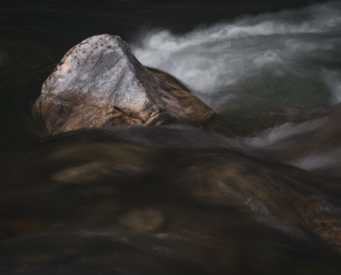 Vom Wasser eines Bergbaches umflossene Steine, 3. Bild einer Serie
