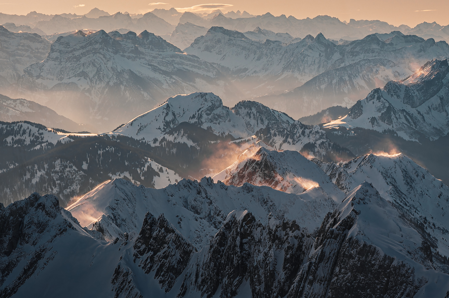 Blick vom Säntis über Schweizer Alpengipfel mit feinem Nebel und Stimmungsvollem Abendrot (Alpenglühen)