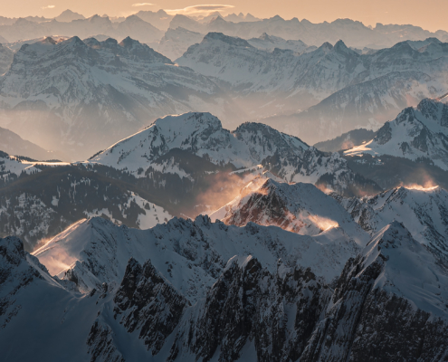 Blick vom Säntis über Schweizer Alpengipfel mit feinem Nebel und Stimmungsvollem Abendrot (Alpenglühen)