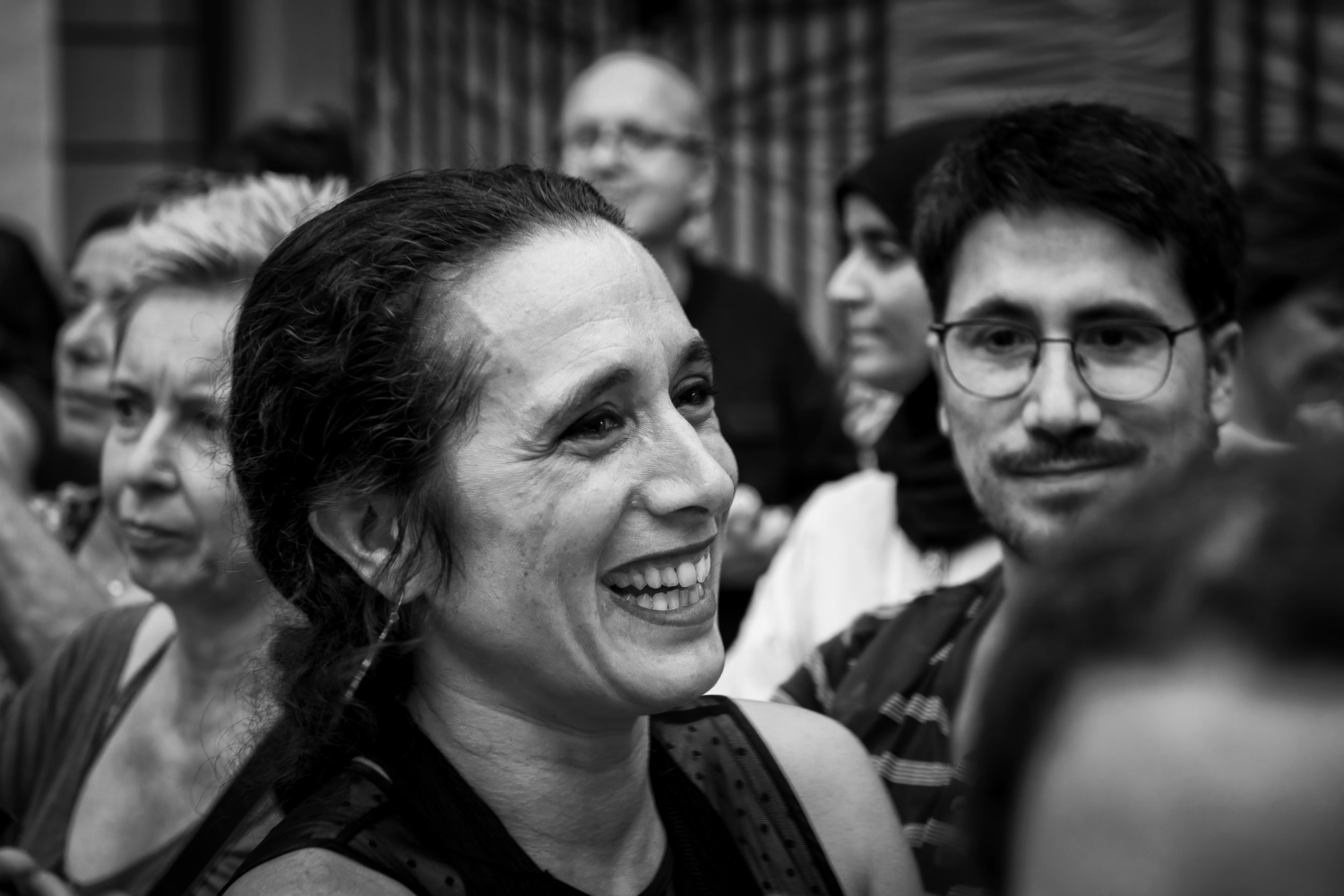 Schnappschuss einer Flamenco-Tänzerin mit ansteckendem Lächeln nach dem Auftritt beim "Buskers" in Bern