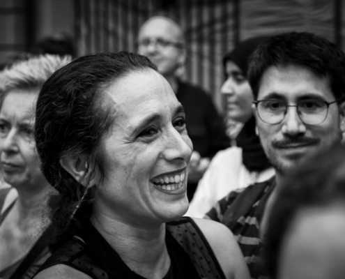 Schwarzweiss-Schnappschuss einer Flamenco-Tänzerin mit ansteckendem Lächeln nach dem Auftritt beim "Buskers" in Bern