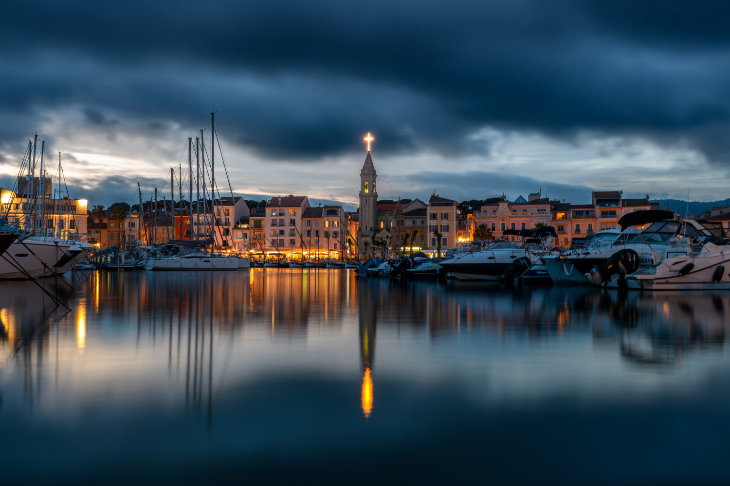 Stimmungsvolle Abendansicht von Sanary-sur-Mer, mit Blick über Hafen und Kirche
