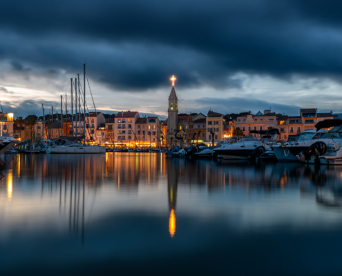 Stimmungsvolle Abendansicht von Sanary-sur-Mer, mit Blick über Hafen und Kirche