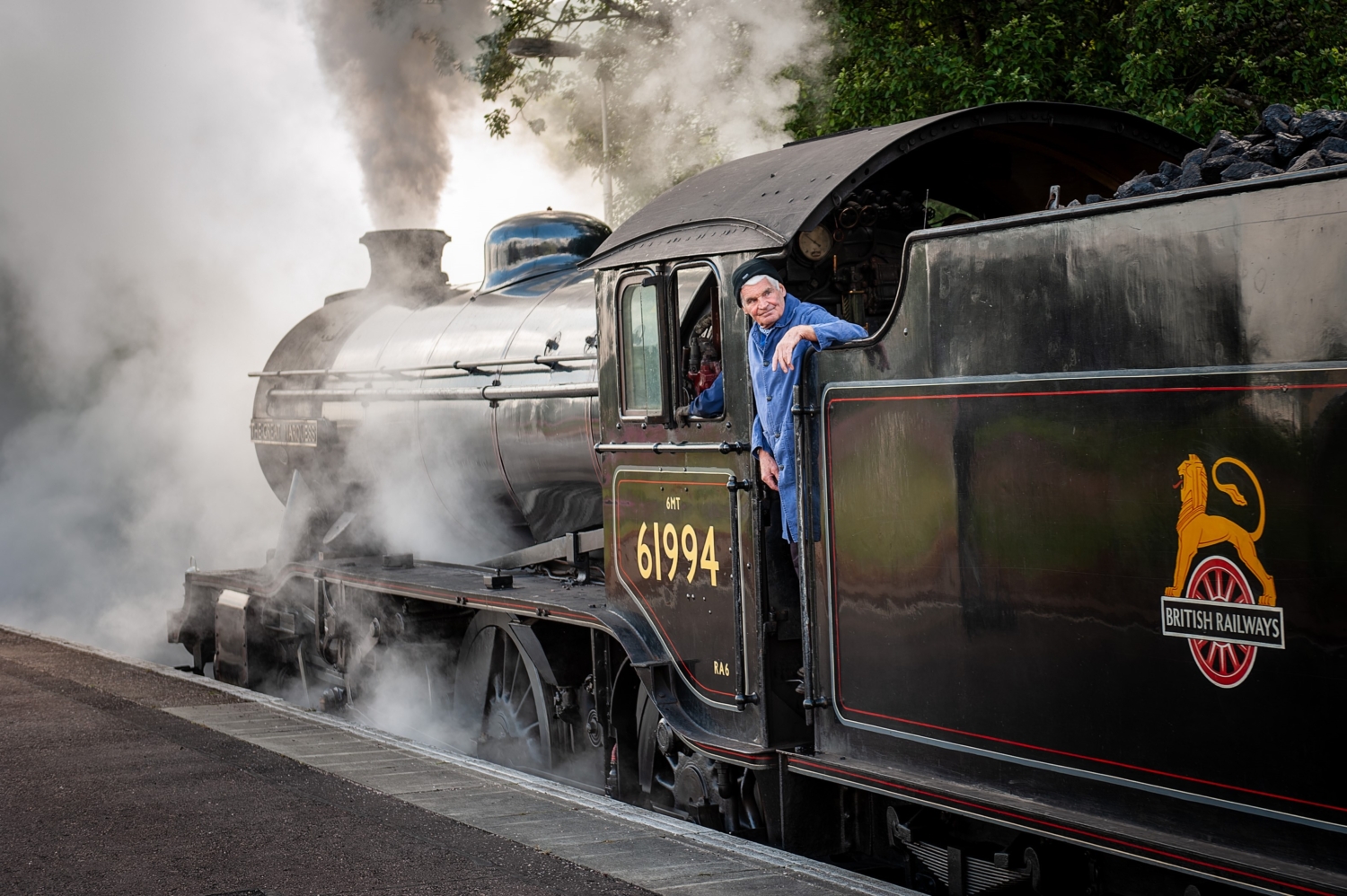 Alte Steam-Engine im Bahnhof von Fort William, berühmt aus den Harry Potter-Filmen 