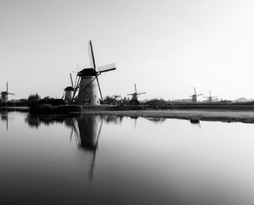 Schwarzweiss-Szene mit den Windmühlen von Kinderdijk, UNESCO Weltkulturerbe