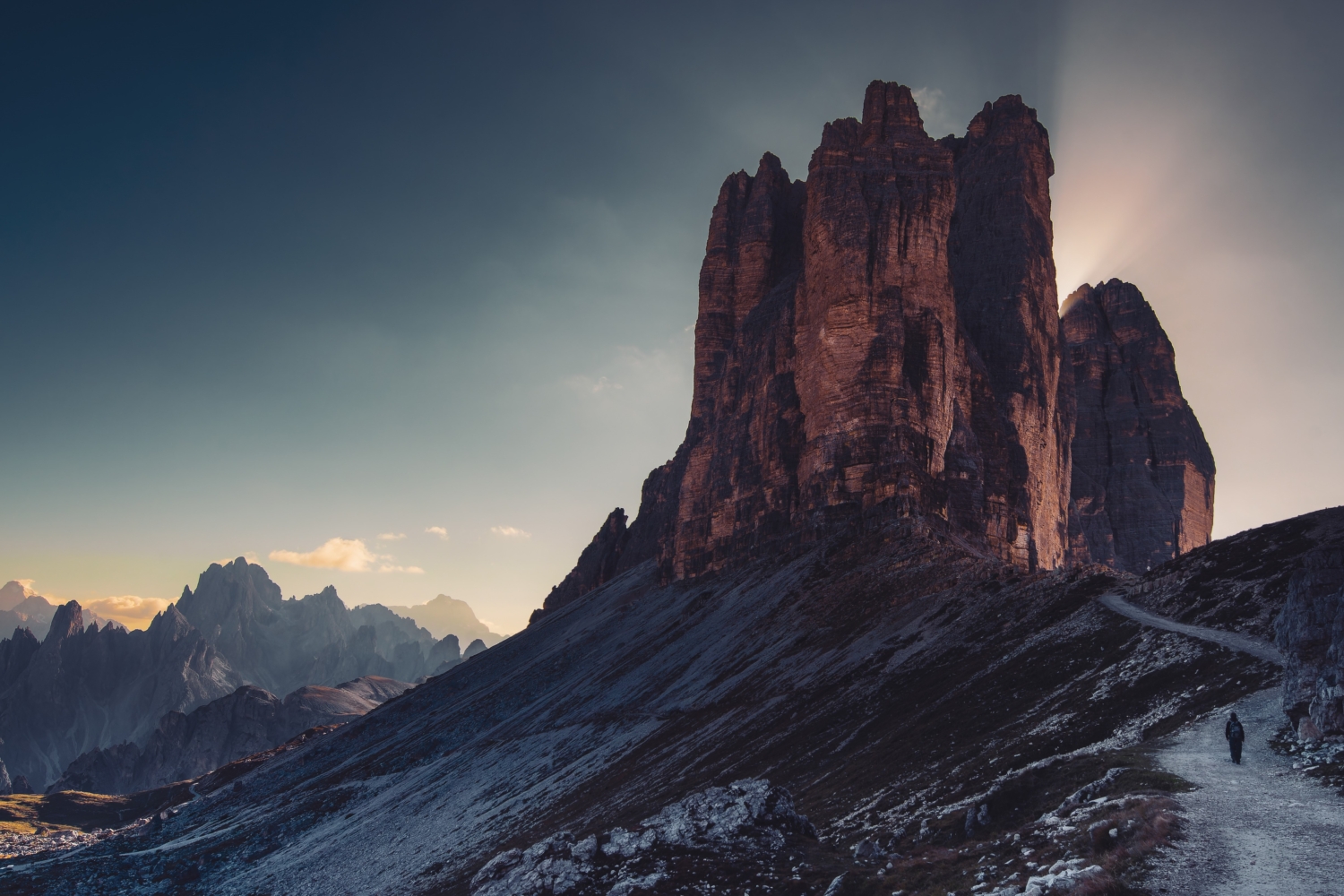 Dramatische Ansicht der Drei Zinnen von unten gegen den Abendhimmel