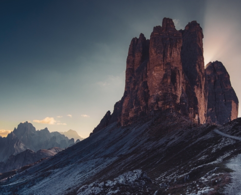 Dramatische Ansicht der Drei Zinnen von unten gegen den Abendhimmel