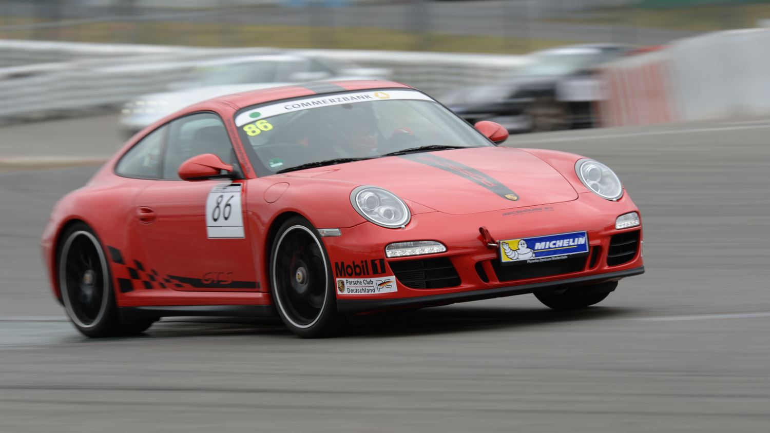 Roter Porsche mit Speed beim Porsche Sports Cup 2014 auf dem Nürburgring