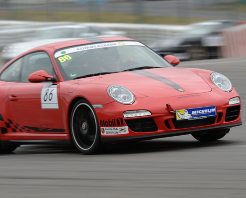 Roter Porsche mit Speed beim Porsche Sports Cup 2014 auf dem Nürburgring