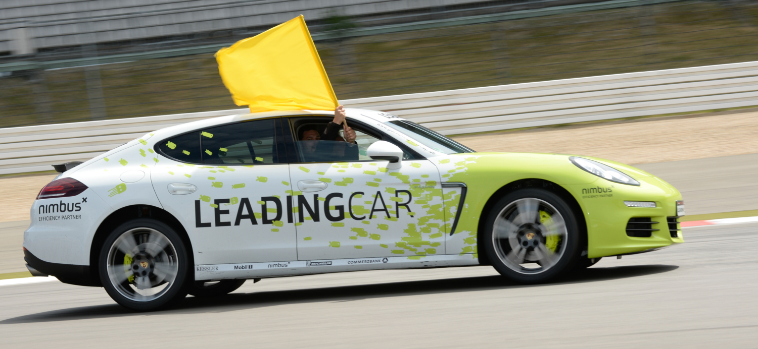 Leading Car mit gelber Fahne beim Porsche Sports Cup 2014 auf dem Nürburgring