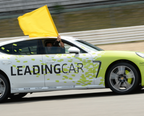 Leading Car mit gelber Fahne beim Porsche Sports Cup 2014 auf dem Nürburgring
