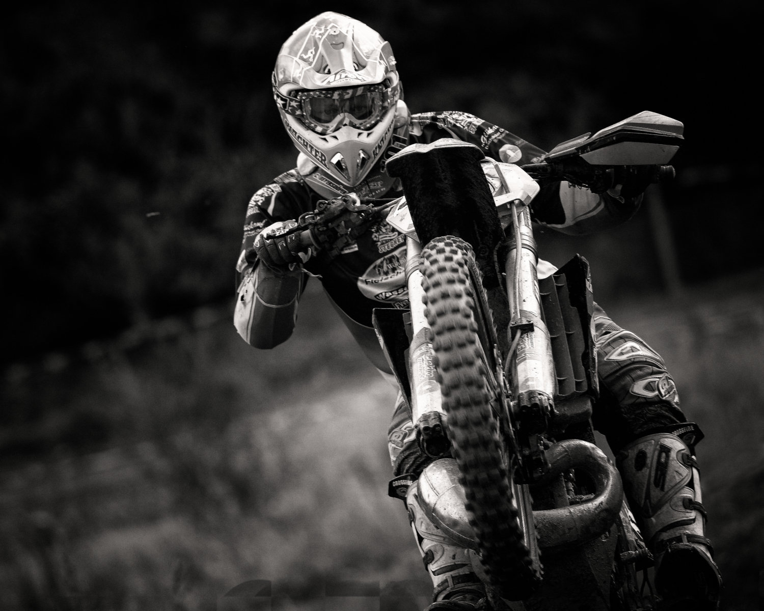 Schwarzweiss-Porträt eines Enduro-Fahrers in Action