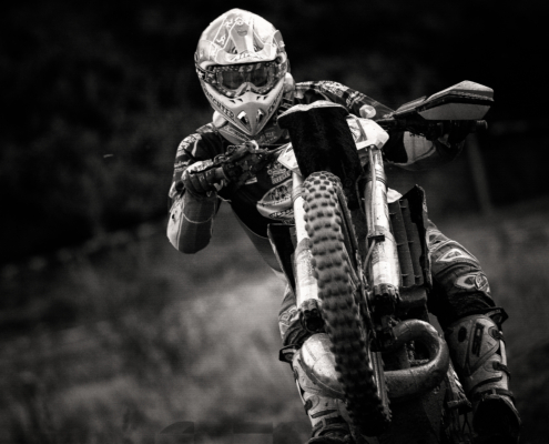 Schwarzweiss-Porträt eines Enduro-Fahrers in Action