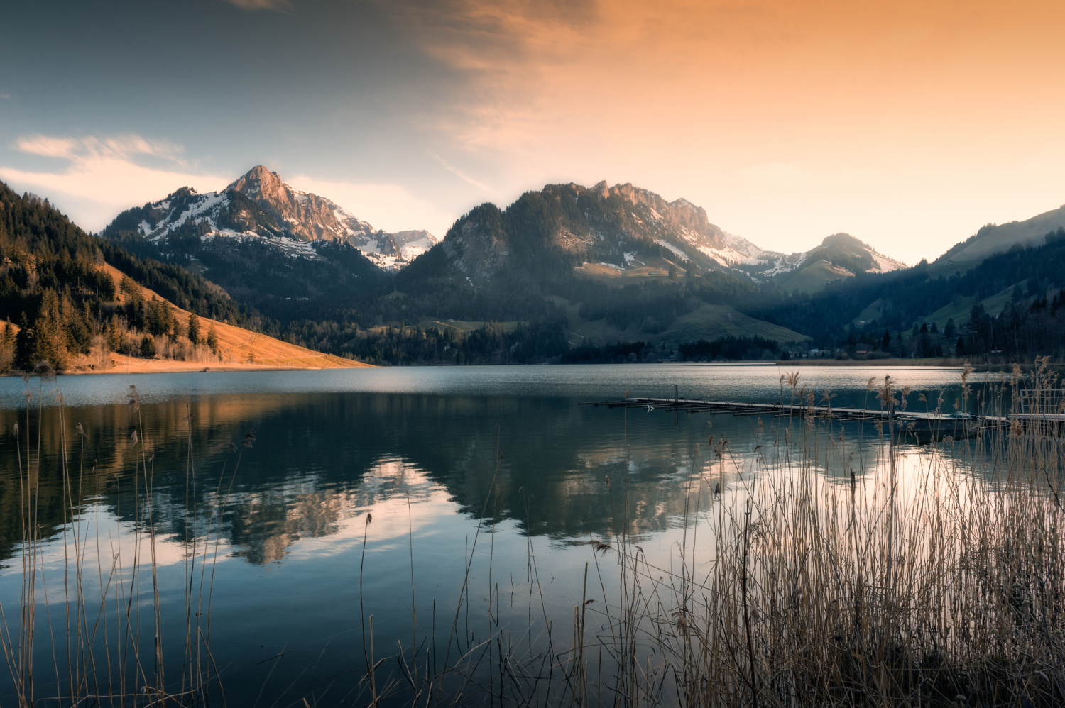 Abendstimmung und abricotfarbener Himmel am Schwarzsee im Kanton Fribourg (CH)