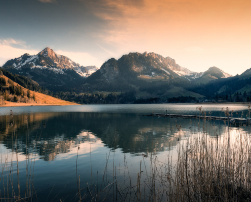 Abendstimmung und abricotfarbener Himmel am Schwarzsee im Kanton Fribourg (CH)