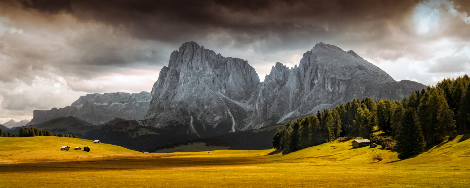 Panoramablick auf Langkofel und Plakofel, als Kulisse für die Seiser Alm in den Dolomiten (IT)
