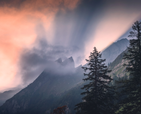 Dramatische Lichtstimmung und blaurosa Himmel im Alpsteingebirge (CH)